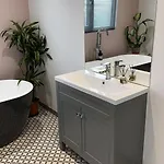 Modern House Sleeps 10, Cinema & Hot Tub 哈罗盖特