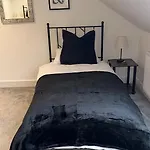 Modern House Sleeps 10, Cinema & Hot Tub * 哈罗盖特