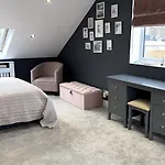 Modern House Sleeps 10, Cinema & Hot Tub 哈罗盖特