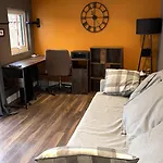 Modern House Sleeps 10, Cinema & Hot Tub 度假居