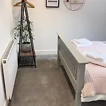 Modern House Sleeps 10, Cinema & Hot Tub 度假居