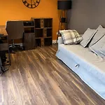 Modern House Sleeps 10, Cinema & Hot Tub * 哈罗盖特