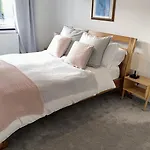 Modern House Sleeps 10, Cinema & Hot Tub 度假居