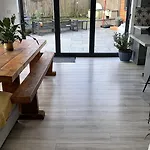 Modern House Sleeps 10, Cinema & Hot Tub 度假居 *