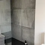Modern House Sleeps 10, Cinema & Hot Tub 度假居 哈罗盖特