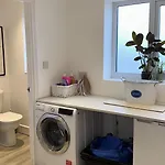 Modern House Sleeps 10, Cinema & Hot Tub 度假居 *