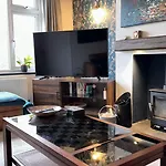 Modern House Sleeps 10, Cinema & Hot Tub * 哈罗盖特