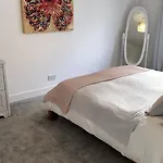 Modern House Sleeps 10, Cinema & Hot Tub 度假居 *