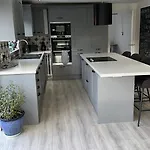 Modern House Sleeps 10, Cinema & Hot Tub 度假居 哈罗盖特