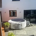Modern House Sleeps 10, Cinema & Hot Tub * 哈罗盖特
