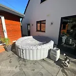 度假居 Modern House Sleeps 10, Cinema & Hot Tub *
