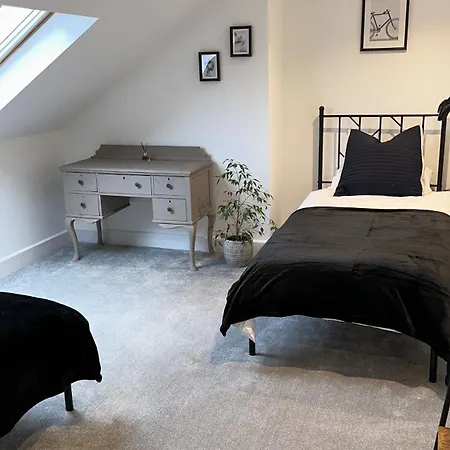 Semesterbostad Modern House Sleeps 10, Cinema & Hot Tub *