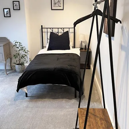 Semesterbostad Modern House Sleeps 10, Cinema & Hot Tub *