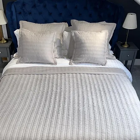 Modern House Sleeps 10, Cinema & Hot Tub *