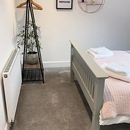 Modern House Sleeps 10, Cinema & Hot Tub Semesterbostad