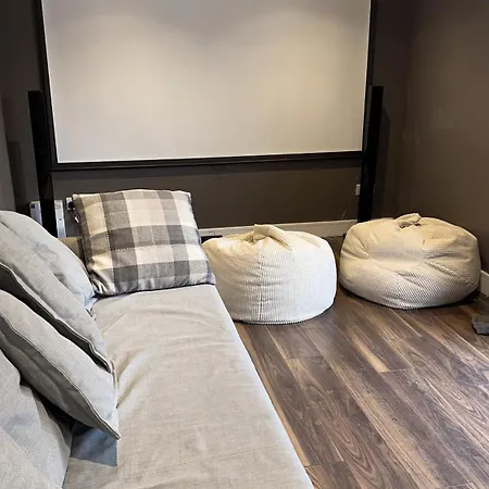 Modern House Sleeps 10, Cinema & Hot Tub