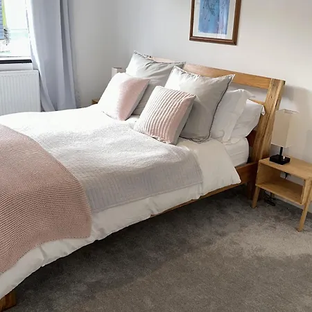 Modern House Sleeps 10, Cinema & Hot Tub Semesterbostad