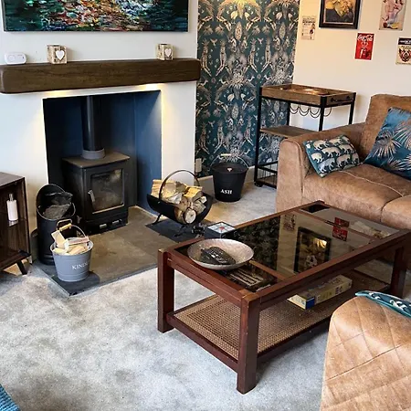 Modern House Sleeps 10, Cinema & Hot Tub