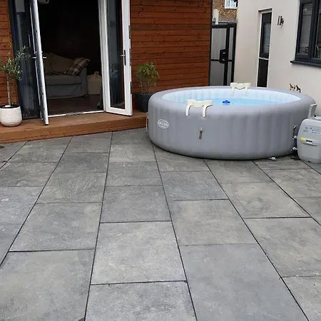 Modern House Sleeps 10, Cinema & Hot Tub *