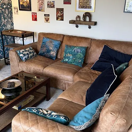 Modern House Sleeps 10, Cinema & Hot Tub