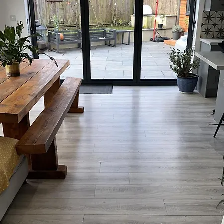 Modern House Sleeps 10, Cinema & Hot Tub Dom wakacyjny *