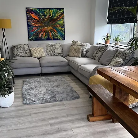 Modern House Sleeps 10, Cinema & Hot Tub