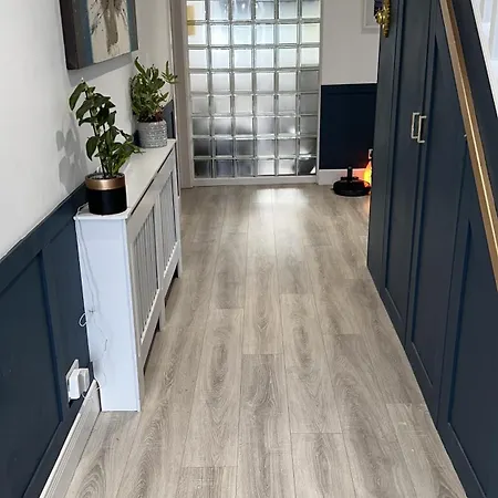 Semesterbostad Modern House Sleeps 10, Cinema & Hot Tub