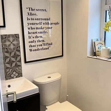 Modern House Sleeps 10, Cinema & Hot Tub Harrogate