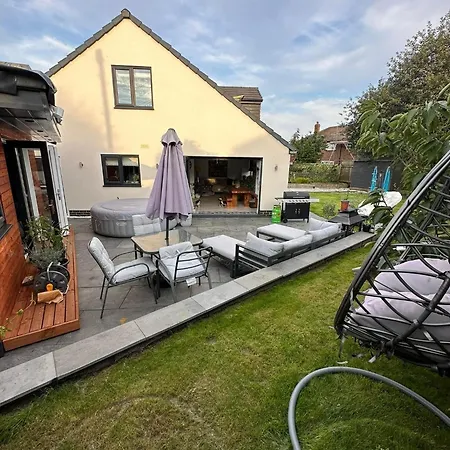 Modern House Sleeps 10, Cinema & Hot Tub
