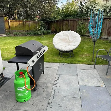 Modern House Sleeps 10, Cinema & Hot Tub Dom wakacyjny Harrogate