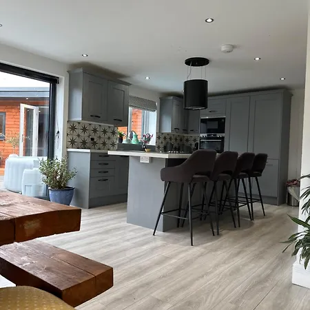 Modern House Sleeps 10, Cinema & Hot Tub Harrogate