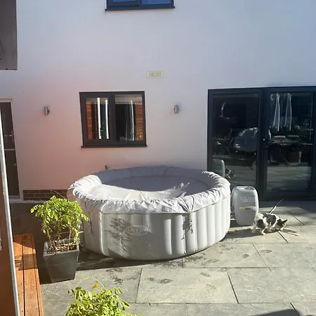 Modern House Sleeps 10, Cinema & Hot Tub * Harrogate