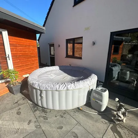 Dom wakacyjny Modern House Sleeps 10, Cinema & Hot Tub *