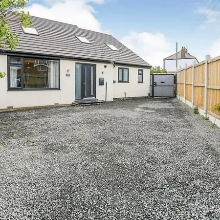 Modern House Sleeps 10, Cinema & Hot Tub * Harrogate
