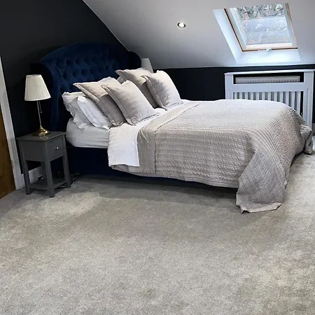 Modern House Sleeps 10, Cinema & Hot Tub Holiday home *