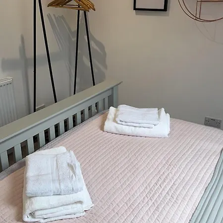 Holiday home Modern House Sleeps 10, Cinema & Hot Tub *
