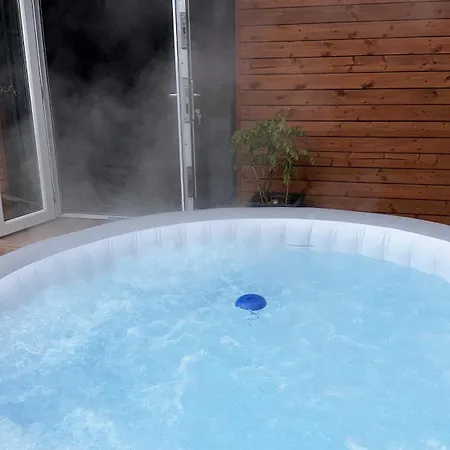 Modern House Sleeps 10, Cinema & Hot Tub *