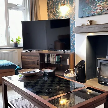 Modern House Sleeps 10, Cinema & Hot Tub * Harrogate